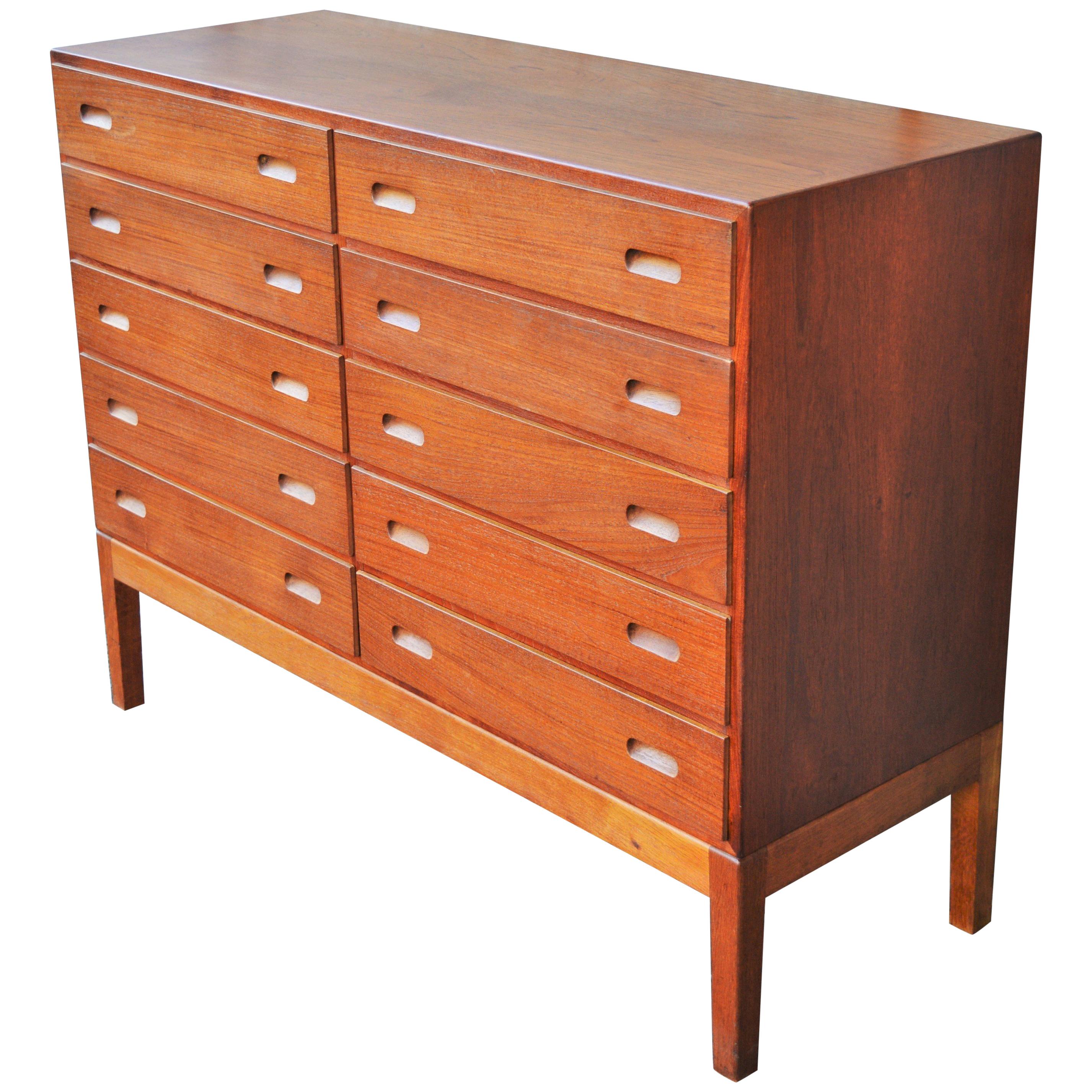 Rare Teak & Oak Borge Mogensen Quality 10-Drawer Dresser with Pedestal Base For Sale