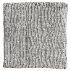 Tapis en soie de bambou gris argenté, lissé à la main, avec des lignes texturées et un motif nul