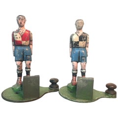 Paire de joueurs de football de fête foraine en alliage moulé antique