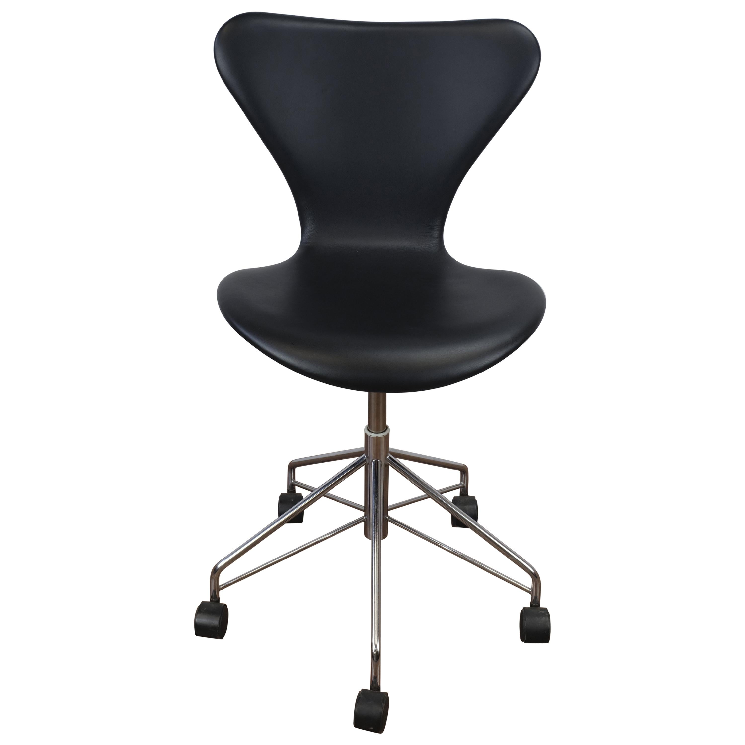 Arne Jacobsen Model 3117 Office Chair For Sale