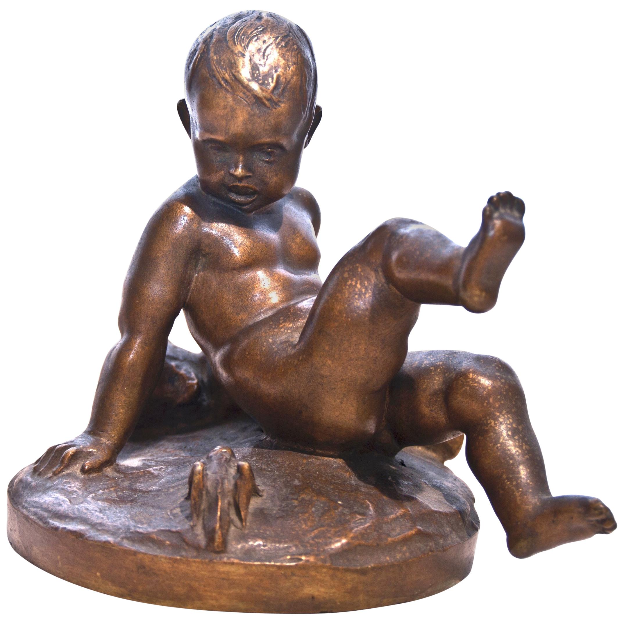 Sculpture en bronze d'un enfant avec un ours en peluche et un sauterelle par Pietro Piraino