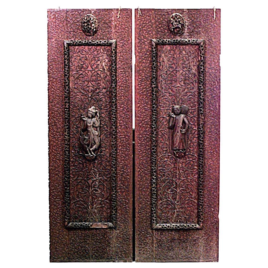 Paire de panneaux de porte birmans en noyer sculpté en vente