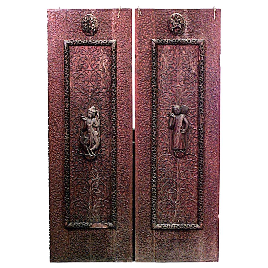 Paire de panneaux de porte birmans en noyer sculpté