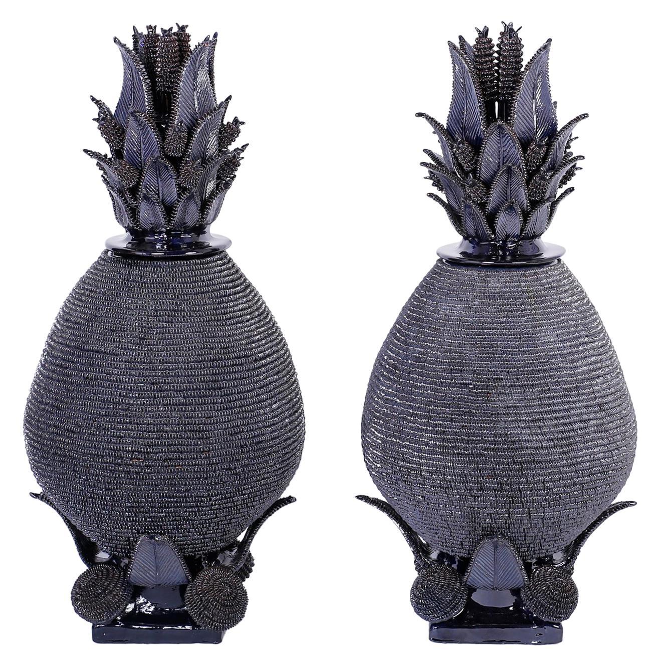 Paar blau glasierte Keramik- oder Terrakotta-Urnen mit Ananas-Deckel