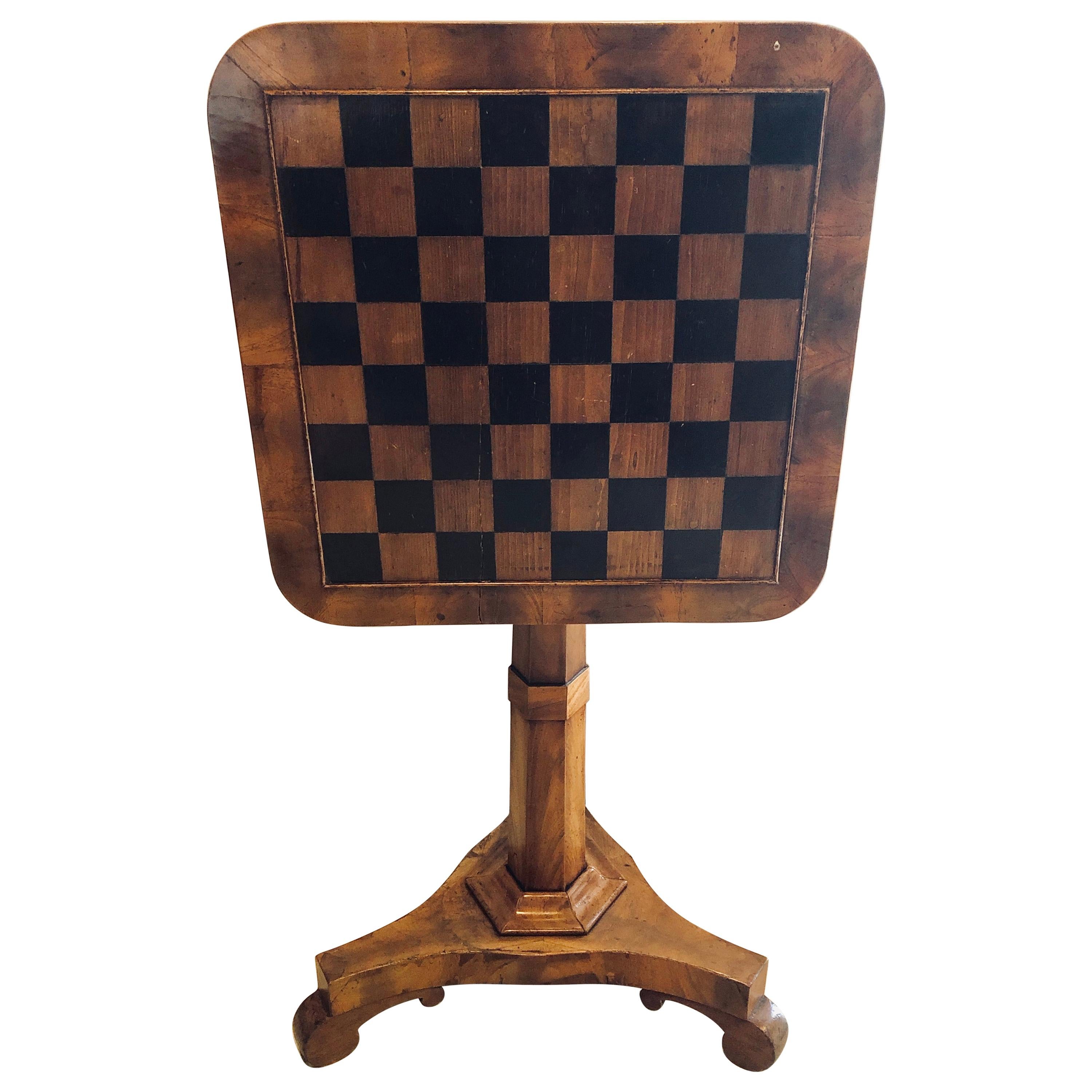 Englisches Schachbrett- oder Kartentisch mit Klappdeckel aus dem 19. Jahrhundert