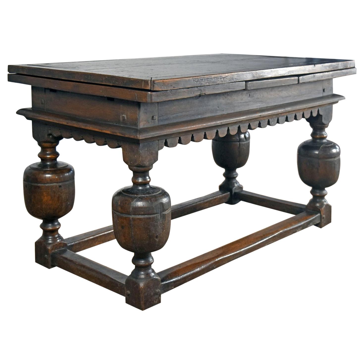 Anglo-Dutch 17th Century Oak Draw-Leaf Centre or Dining Table