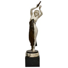 Sculpture en marbre et bronze d'une femme dansante tenant un tambourin