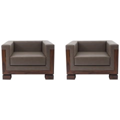 Paire de fauteuils contemporains en cuir taupe