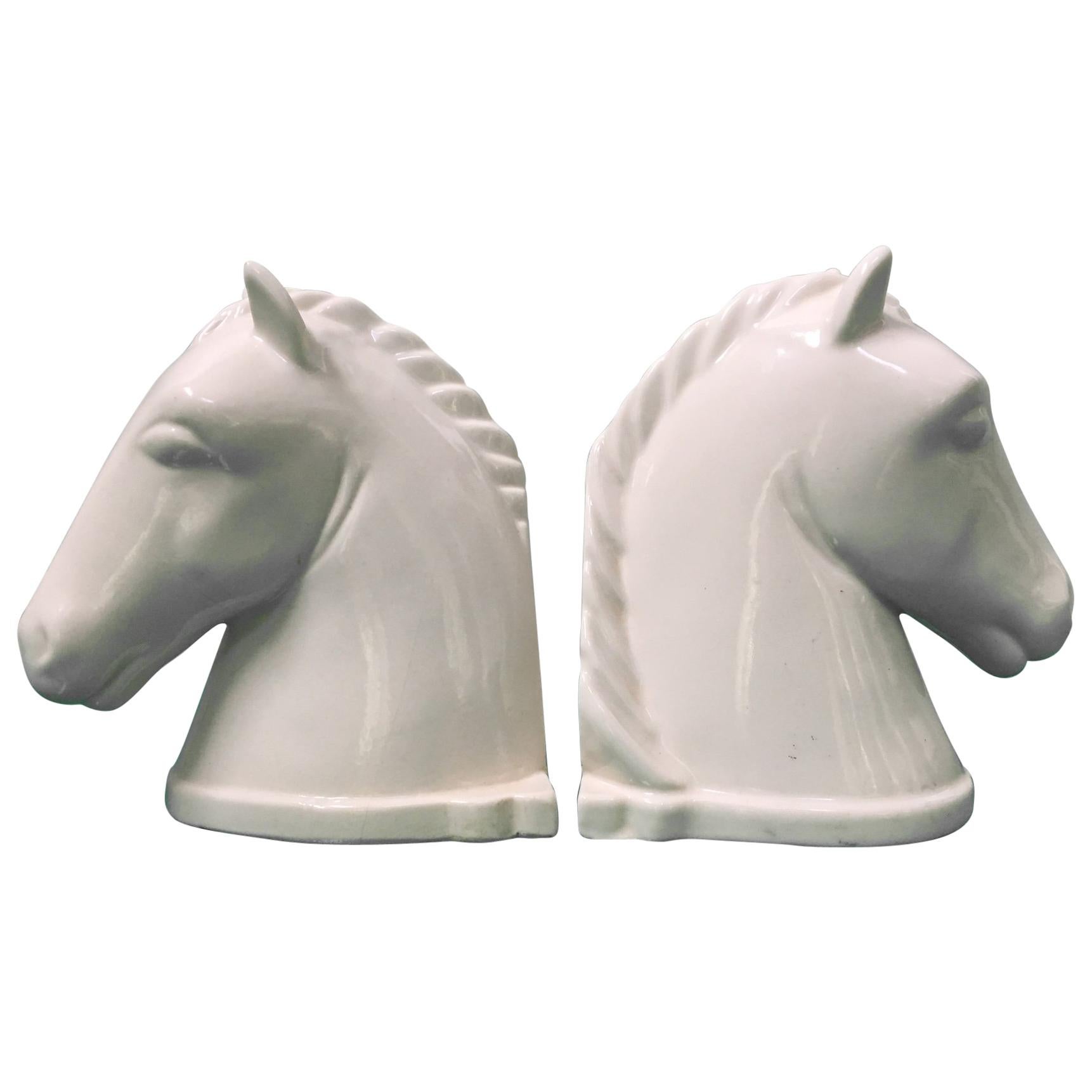 Paar keramische Pferdekopf-Buchstützen