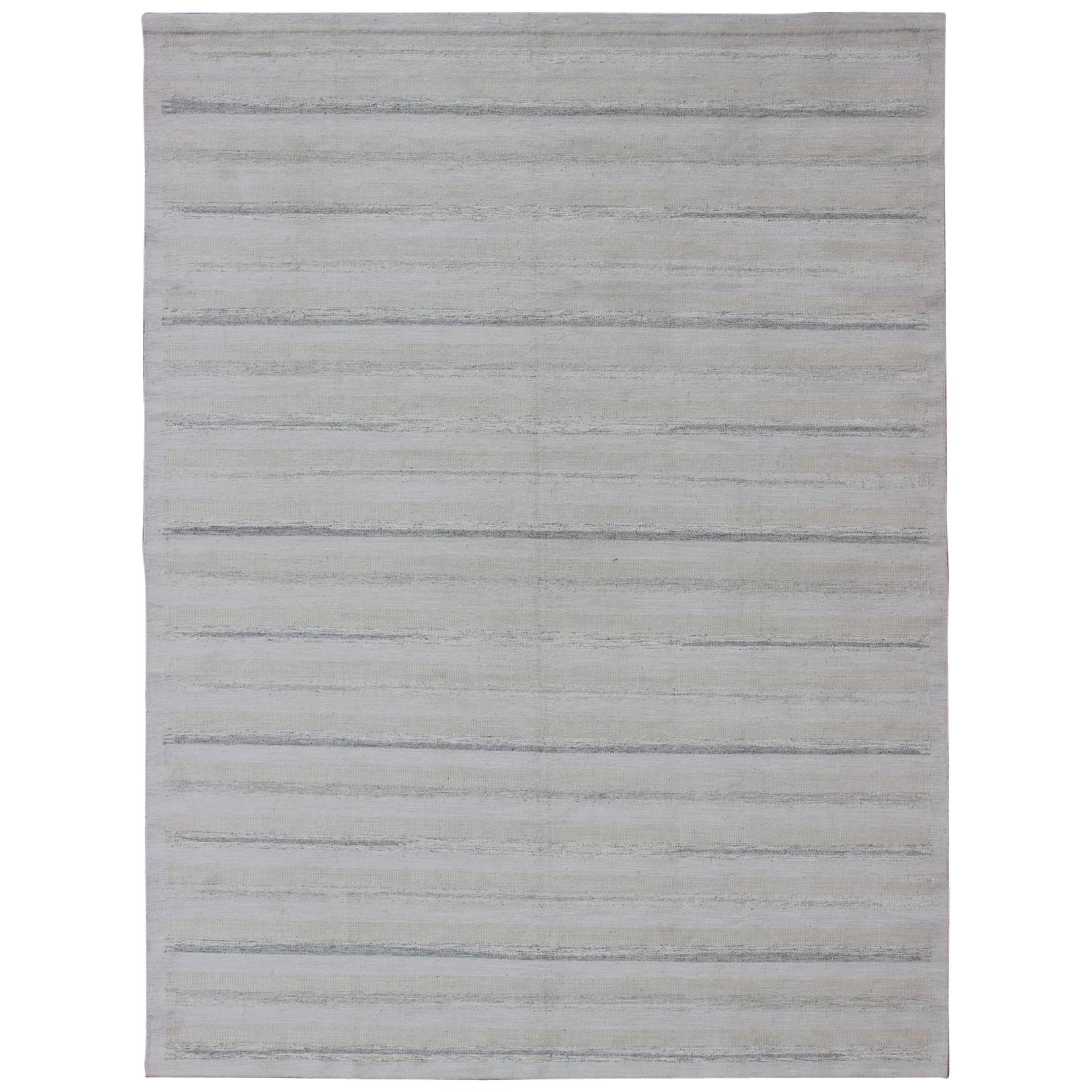 Großer skandinavischer Flachgewebe-Teppich mit minimalistischem Streifendesign in Grau