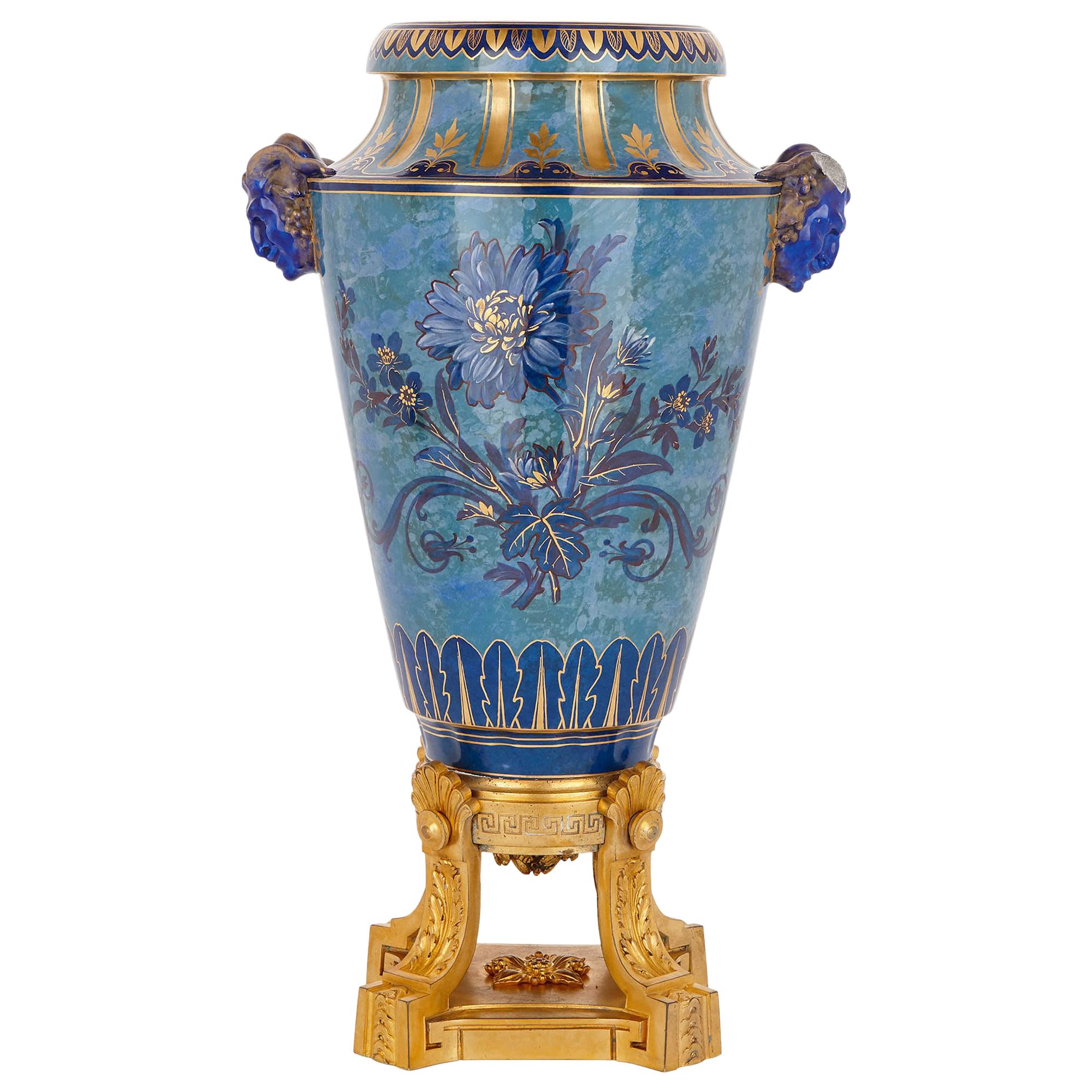 Urne en porcelaine bleue de Sèvres sur socle en bronze doré