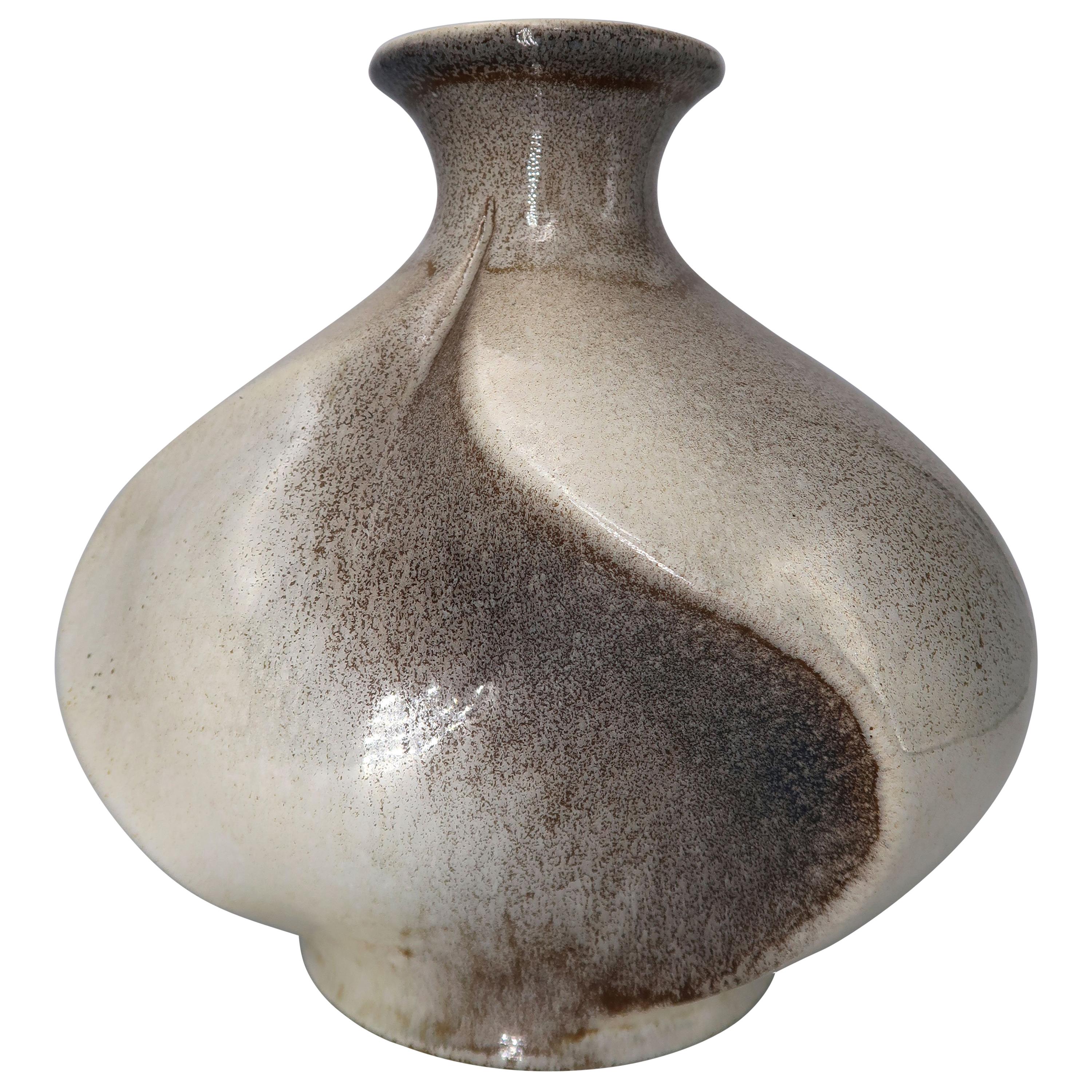 Skulpturale, wirbelnde modernistische Keramikvase in Creme, Grau und Brown, 1970er Jahre im Angebot