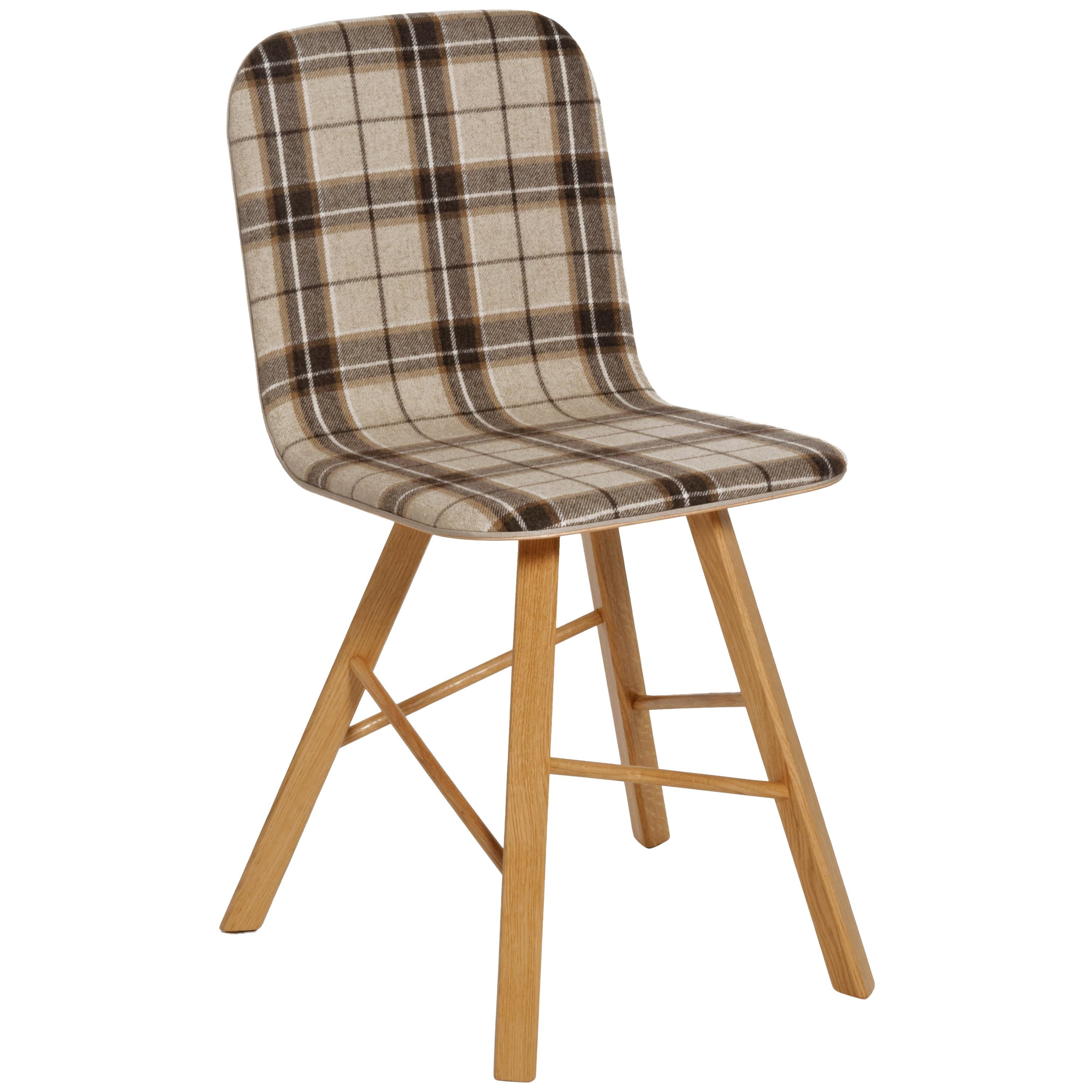 Chaise Tria simple avec pieds en chêne de Colé, assise en tartan beige, fabrication minimaliste en Italie