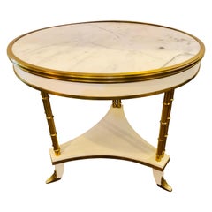 Table Bouilliote avec plateau en laiton laqué blanc et plateau en marbre, style Maison Jansen