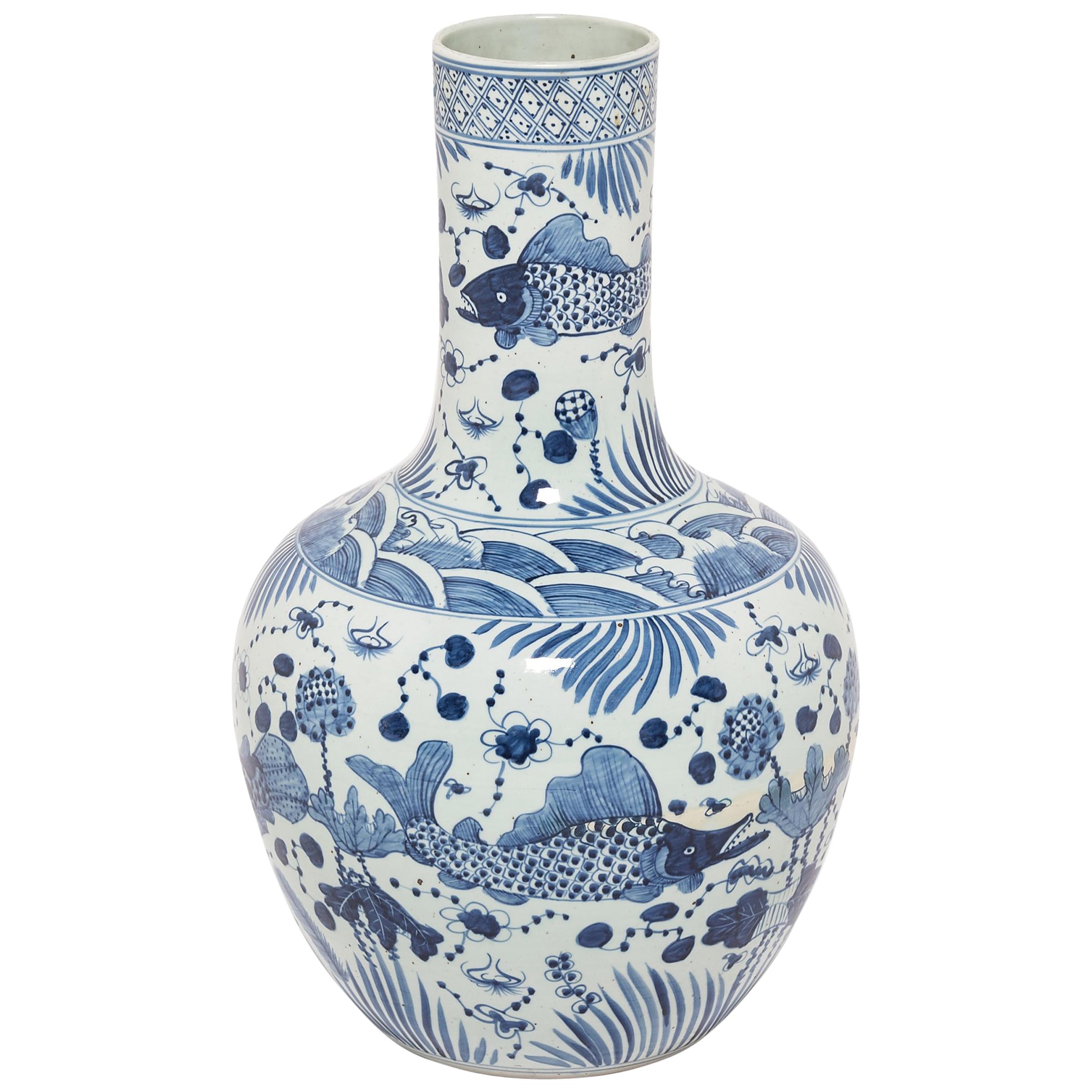 Vase monumental à col de cygne bleu et blanc avec poissons et fleurs