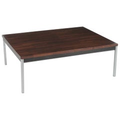 Table basse sophistiquée en bois de rose et chrome à la manière de Florence Knoll