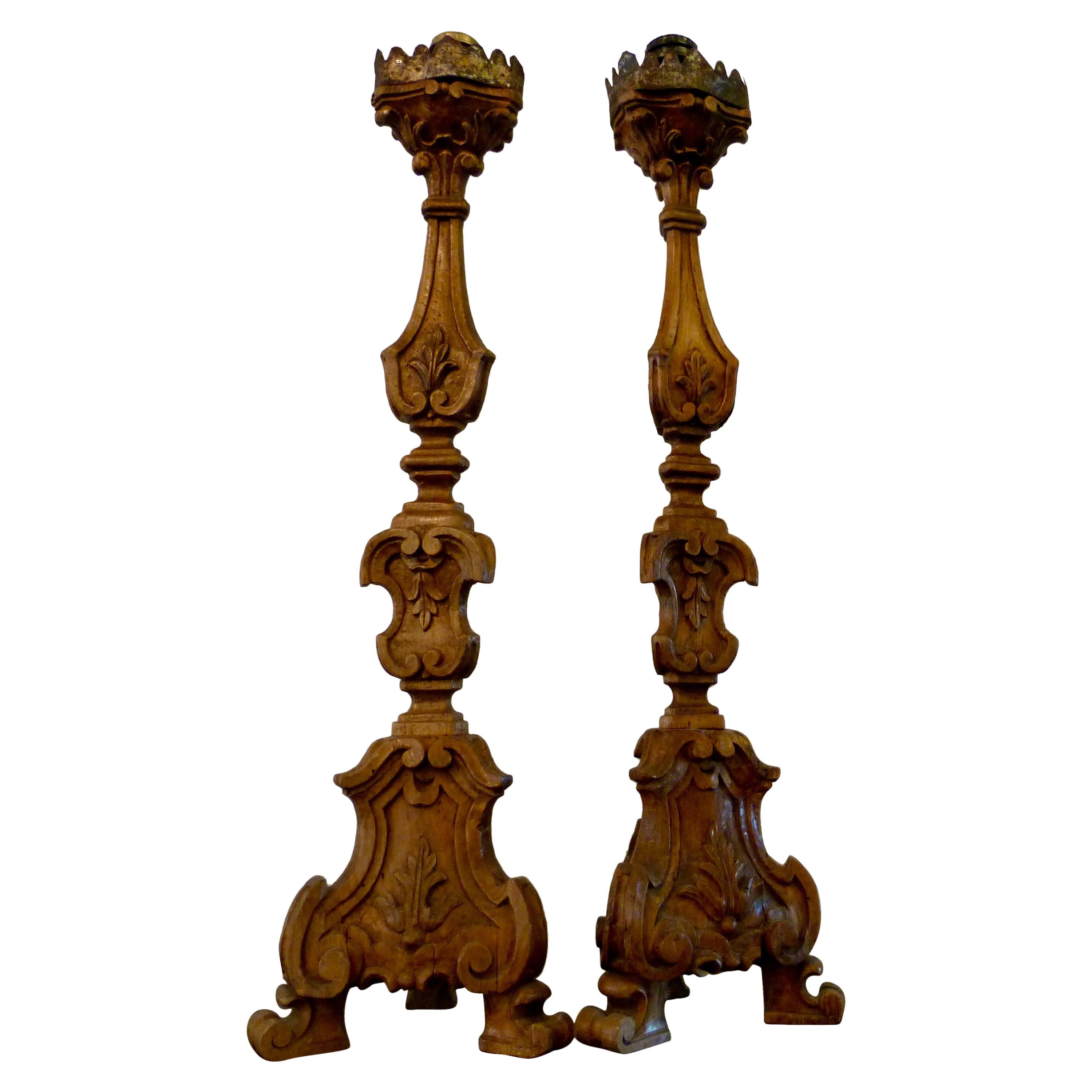 Italienisches Paar großer Kerzenständer aus Nussbaumholz, frühes 19. Jahrhundert