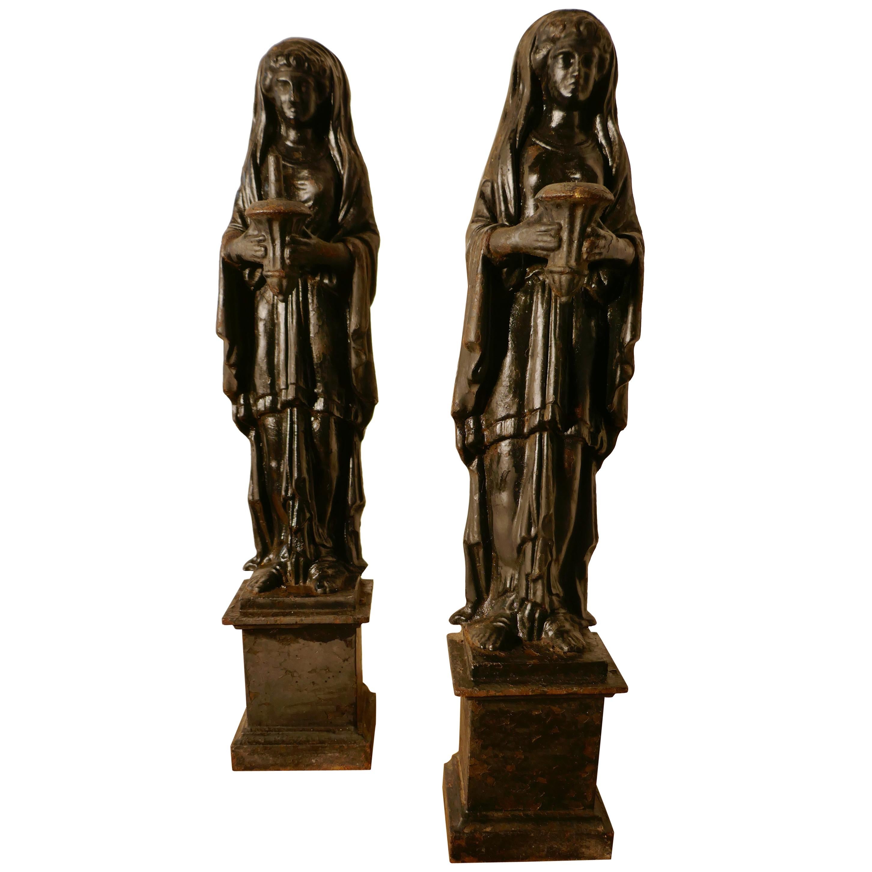 Paire de figures féminines en fonte du 19ème siècle tenant un peigne et un autel