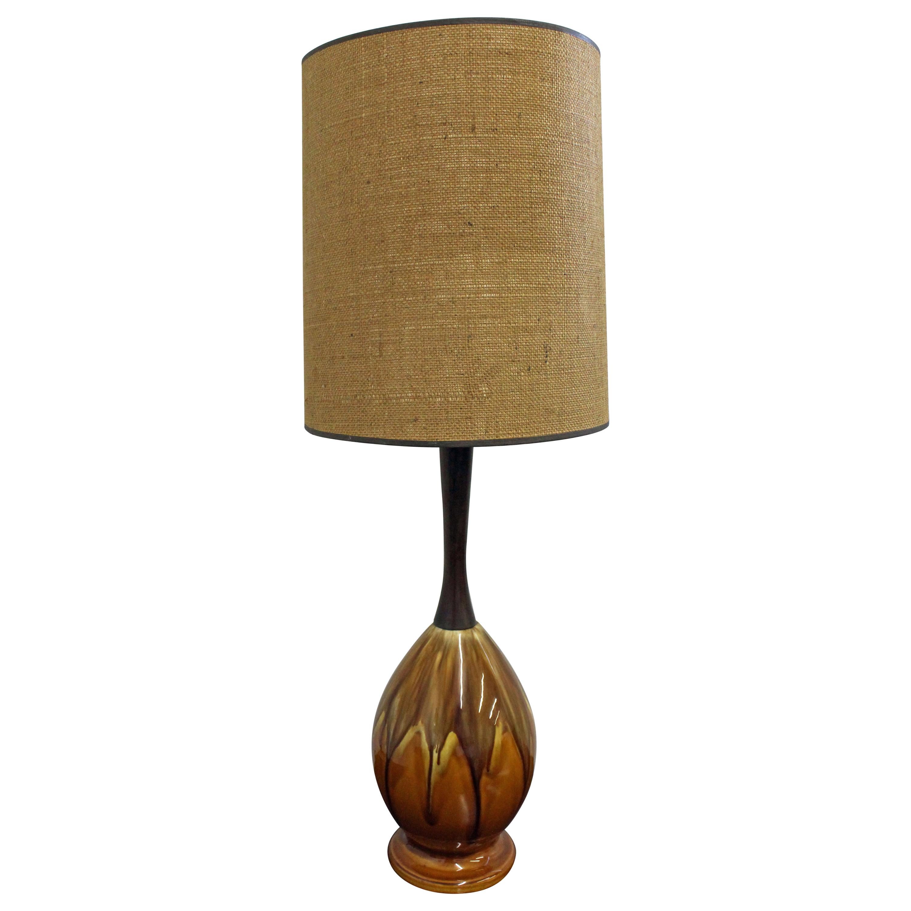 Mid-Century Modern Tropfenglasur-Tischlampe aus Keramik aus Nussbaumholz im Angebot
