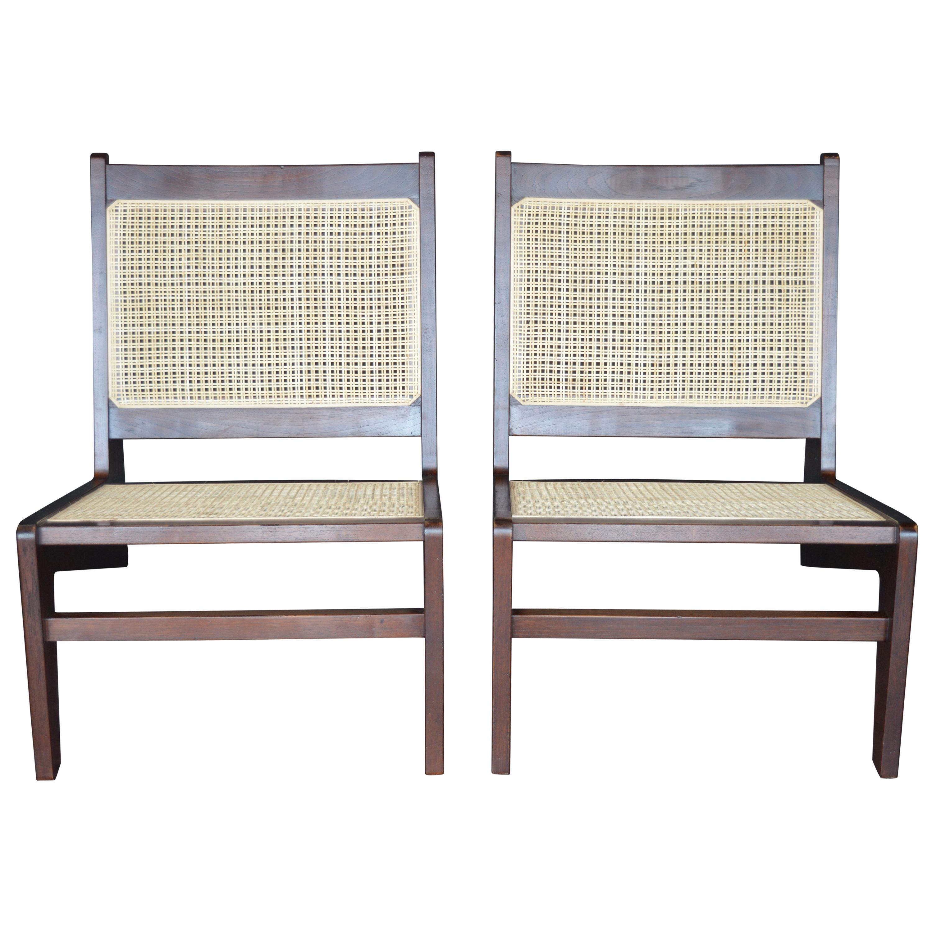 Paire de chaises cannées dans le style de Pierre Jeanneret