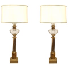 Coppia di lampade da tavolo inglesi vittoriane in ottone e cristallo