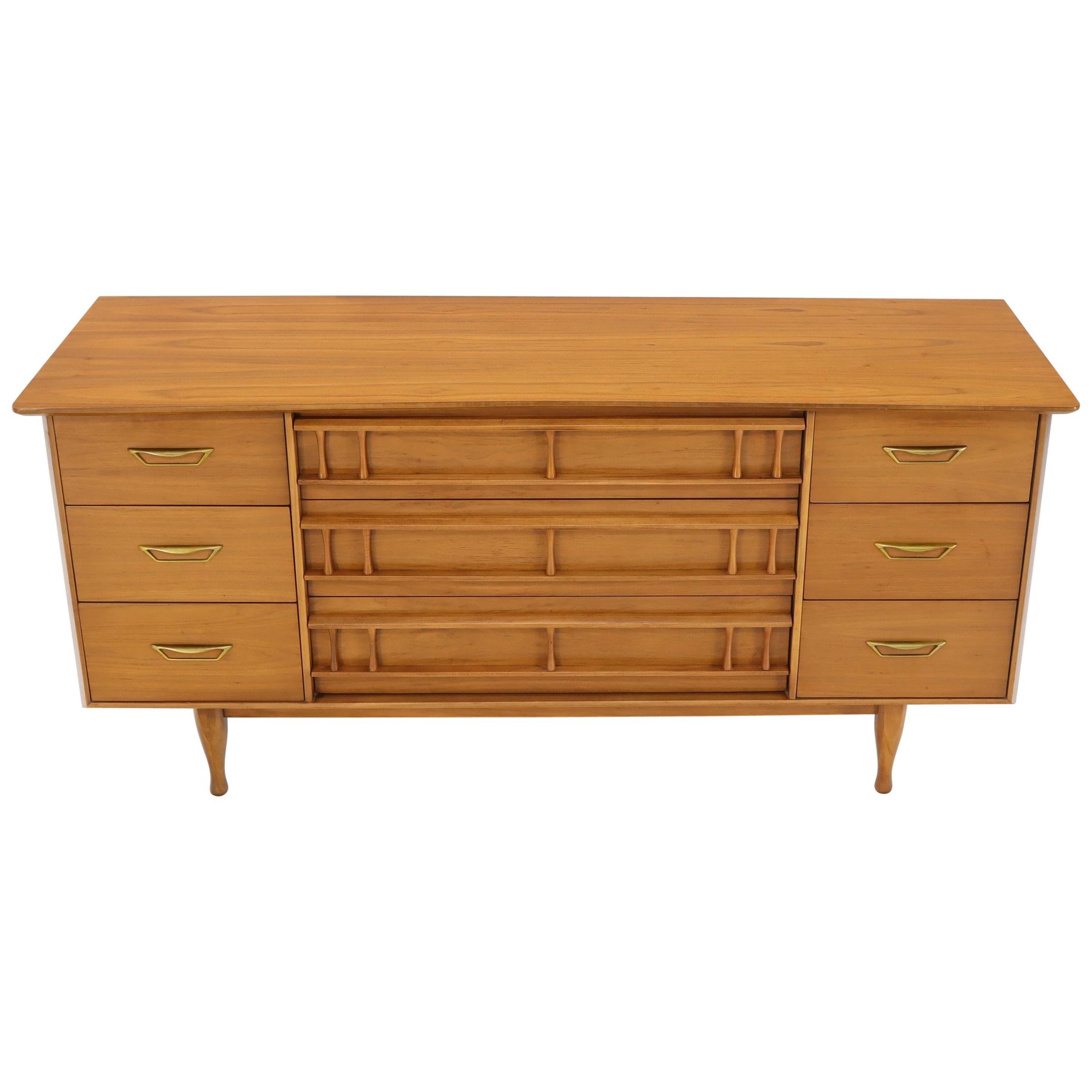 Mid-Century Modern Light American Walnut 9 Drawers Dresser For Sale