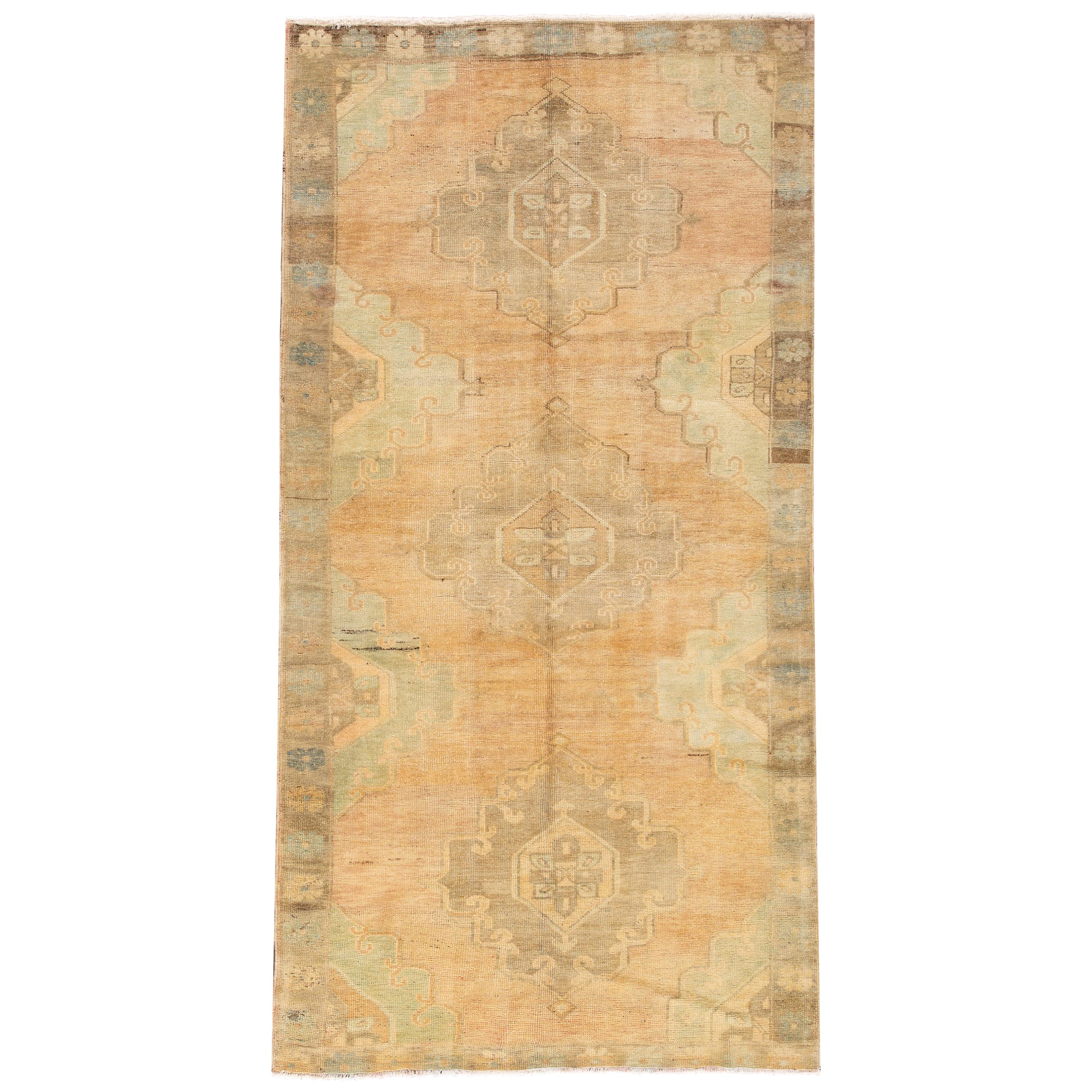 Tapis Khotan antique fait main en laine couleur pêche en vente