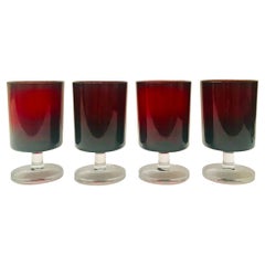 Ensemble de 12 gobelets à vin rouge rubis de style moderne du milieu du siècle dernier par Cristal d'Arques