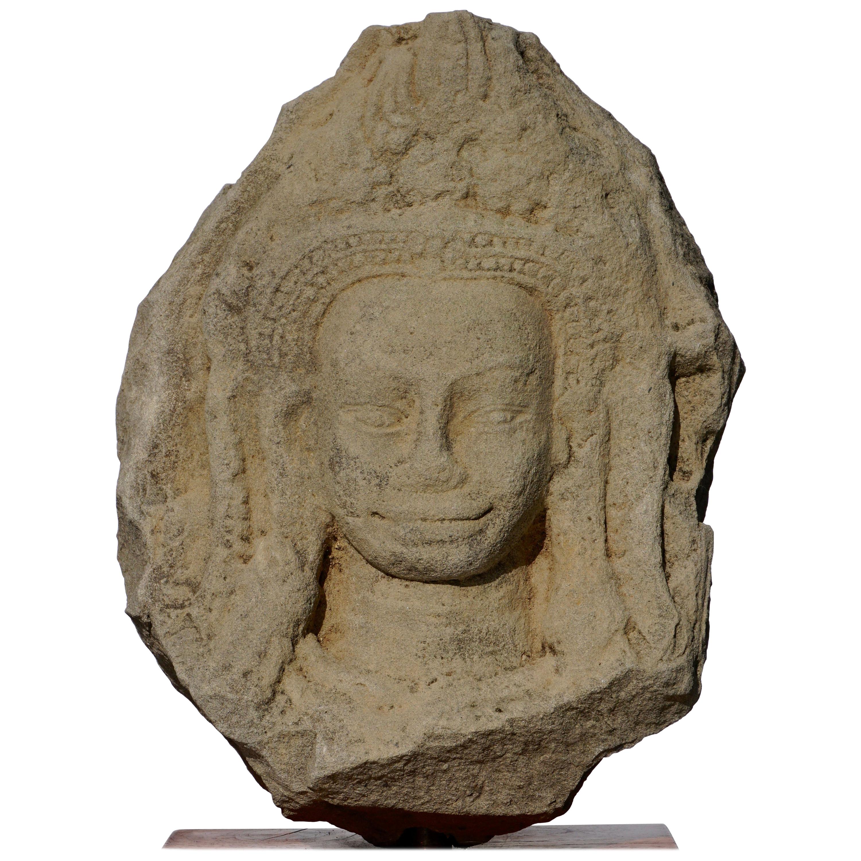 Tête de Bouddha Apsara en pierre de sable du Cambodge du 12e siècle