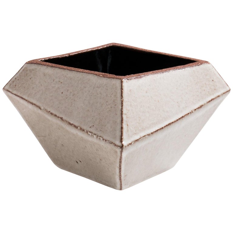 Facettiertes glänzendes graues und schwarzes modernes geometrisches Keramikgefäß 1
