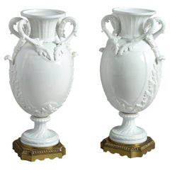 Paire de vases en porcelaine de style Vincennes