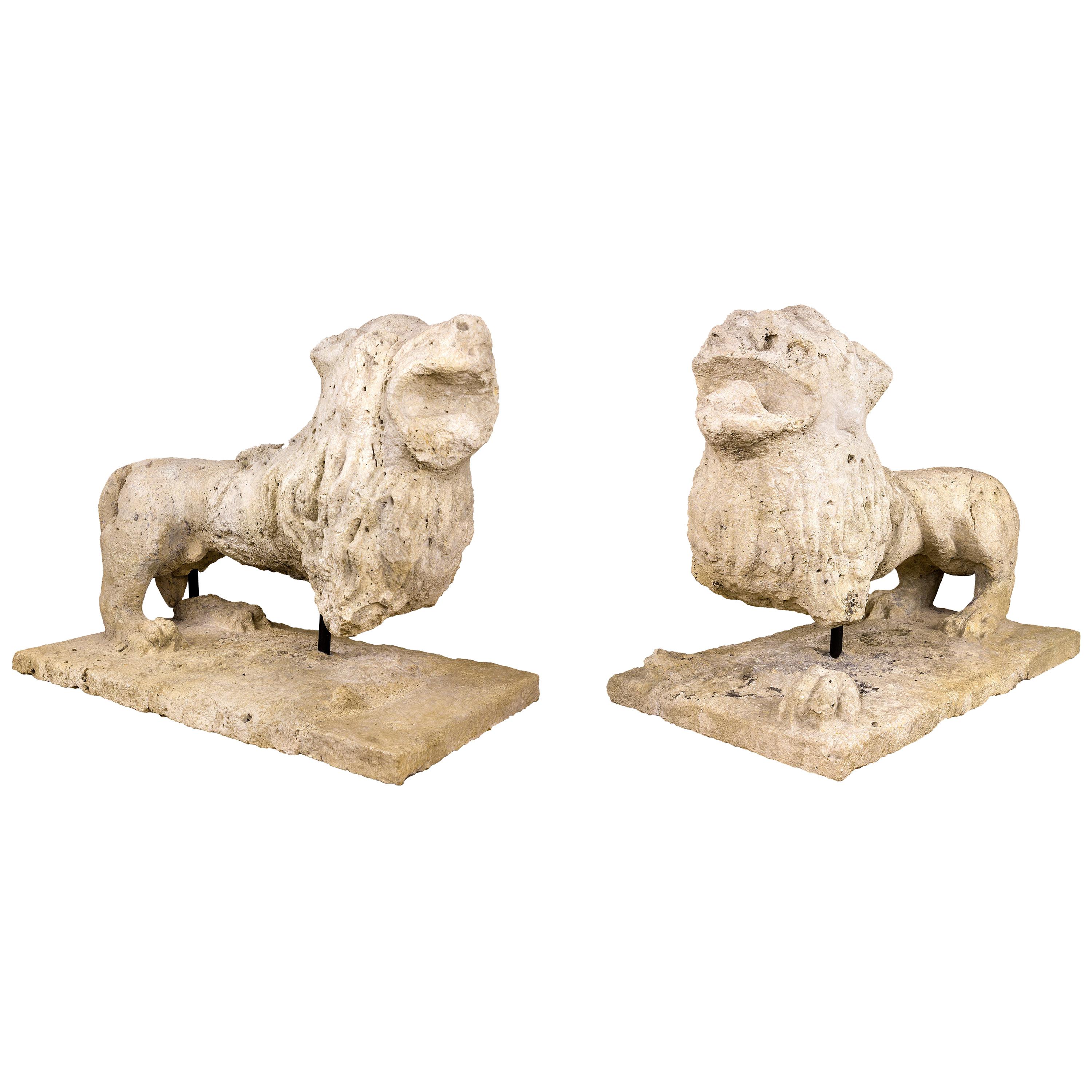 Paar Renaissance-Löwen-Skulpturen aus Stein, 16. Jahrhundert, Frankreich