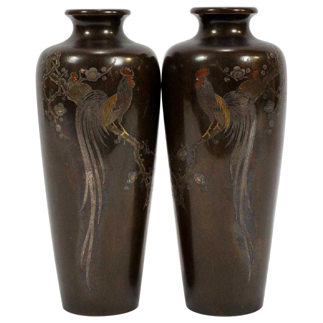 Paire de vases japonais en bronze avec incrustations métalliques par Mitsufune