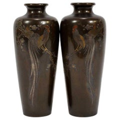 Paire de vases japonais en bronze avec incrustations métalliques par Mitsufune