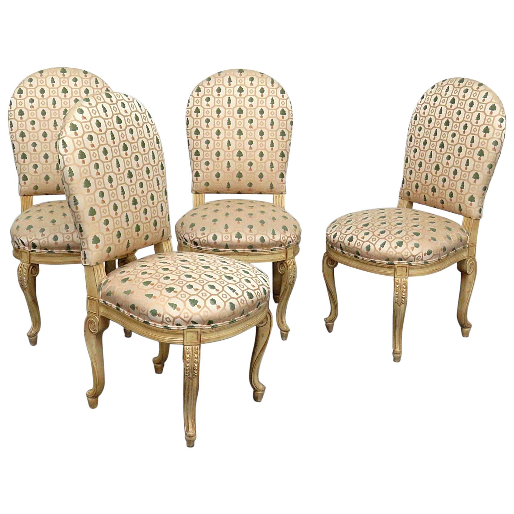 Ensemble d'anciens 4 chaises de salle à manger de style Louis XV peintes