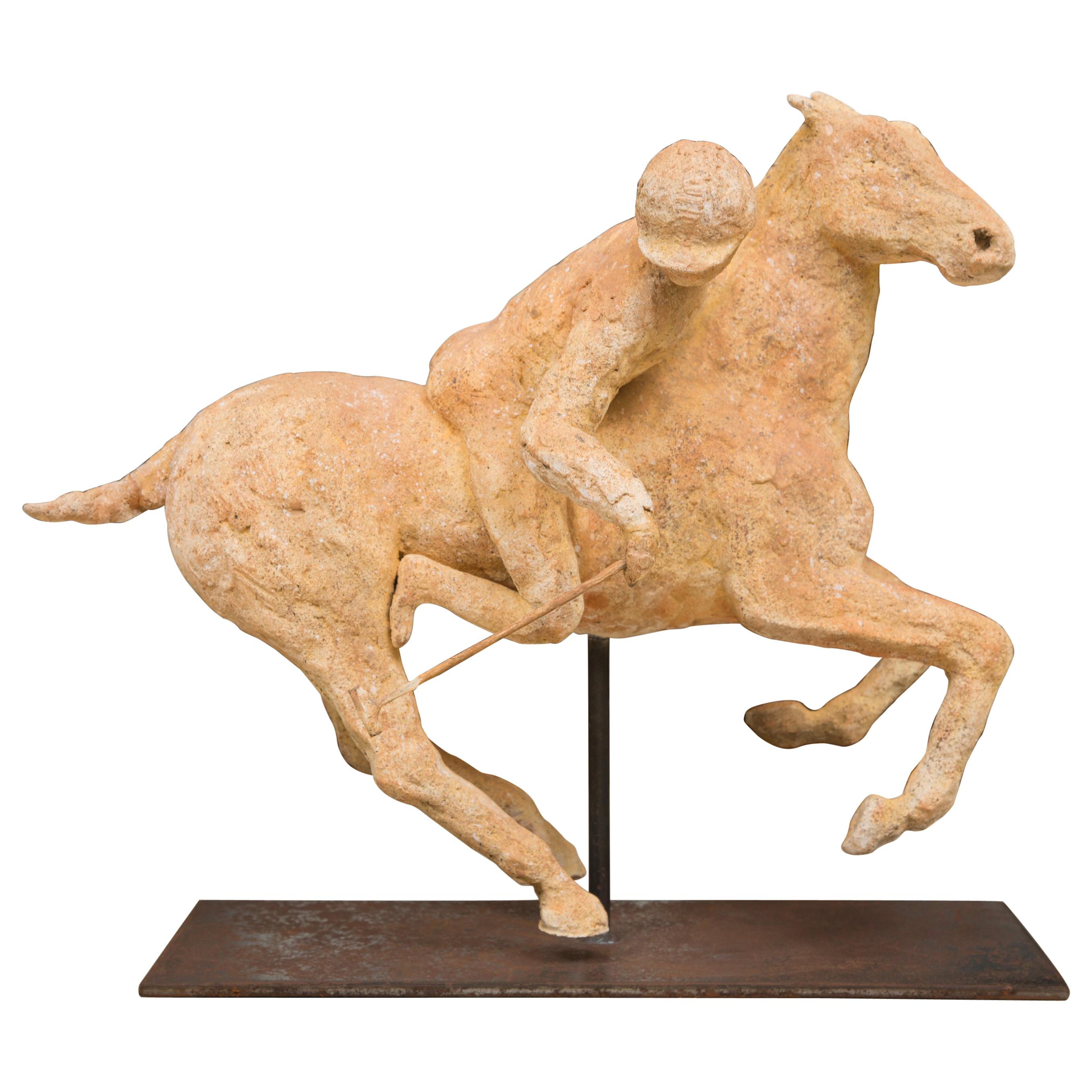 Joueur de polo en terre cuite sur un cheval monté sur un support en métal par "Lara" en vente
