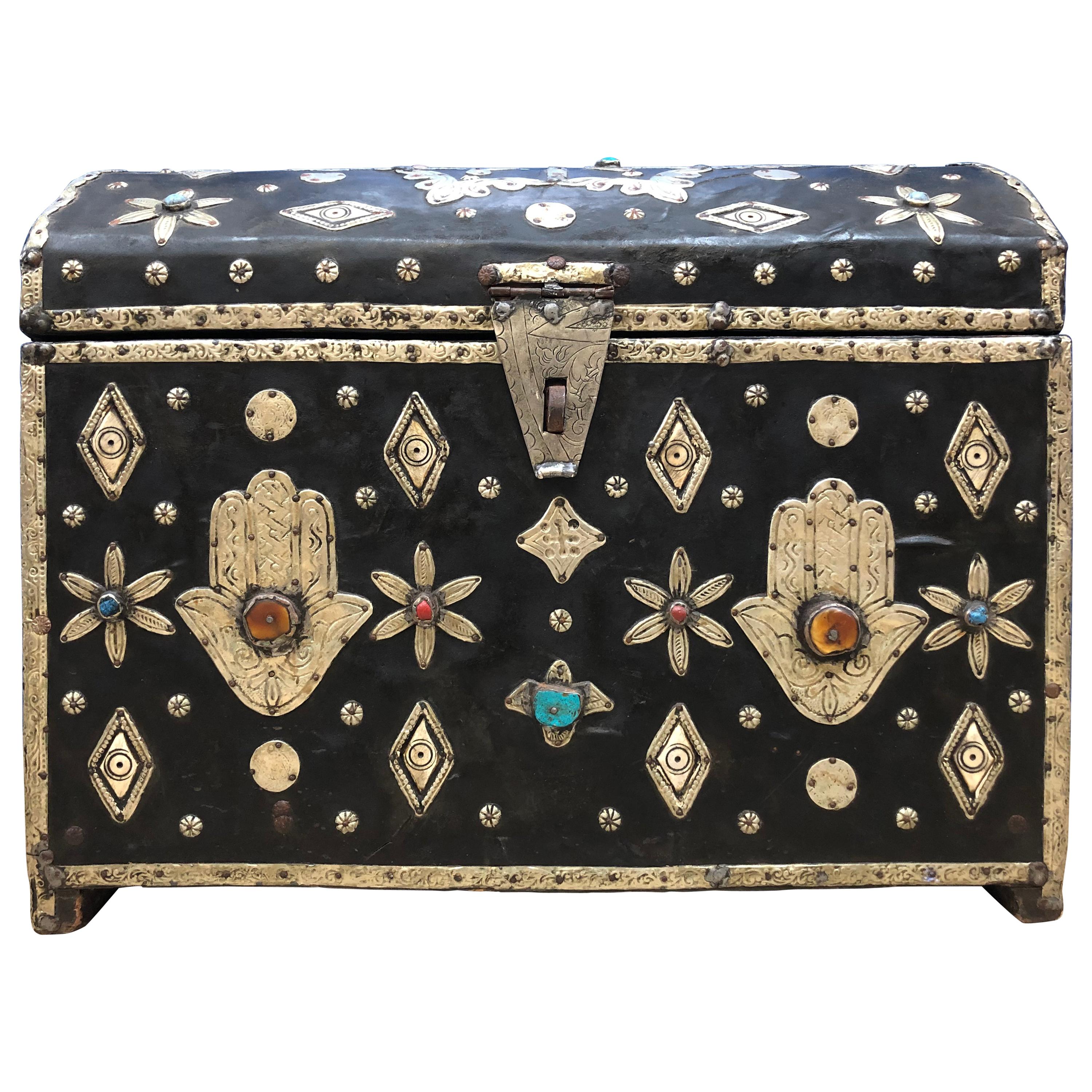 Early 1900s Moroccan Chest - Leather, Bone, Silver, Gems, Hamsa - Luxe Boho Chic im Angebot