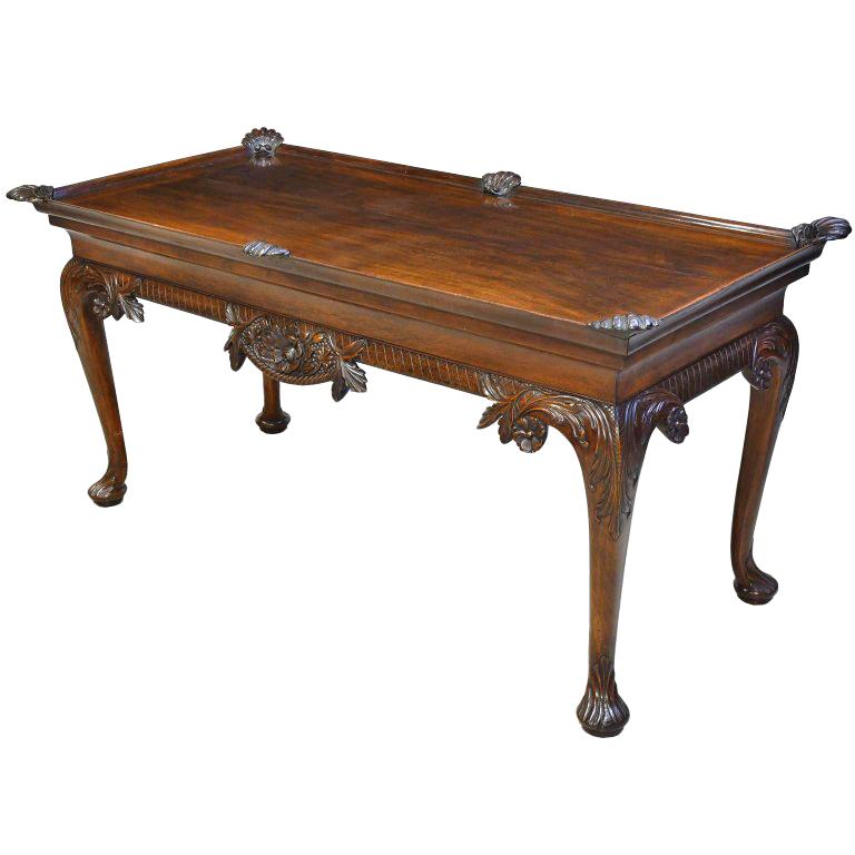 Mesa de biblioteca irlandesa del siglo XIX estilo Queen Ann de caoba con festones tallados