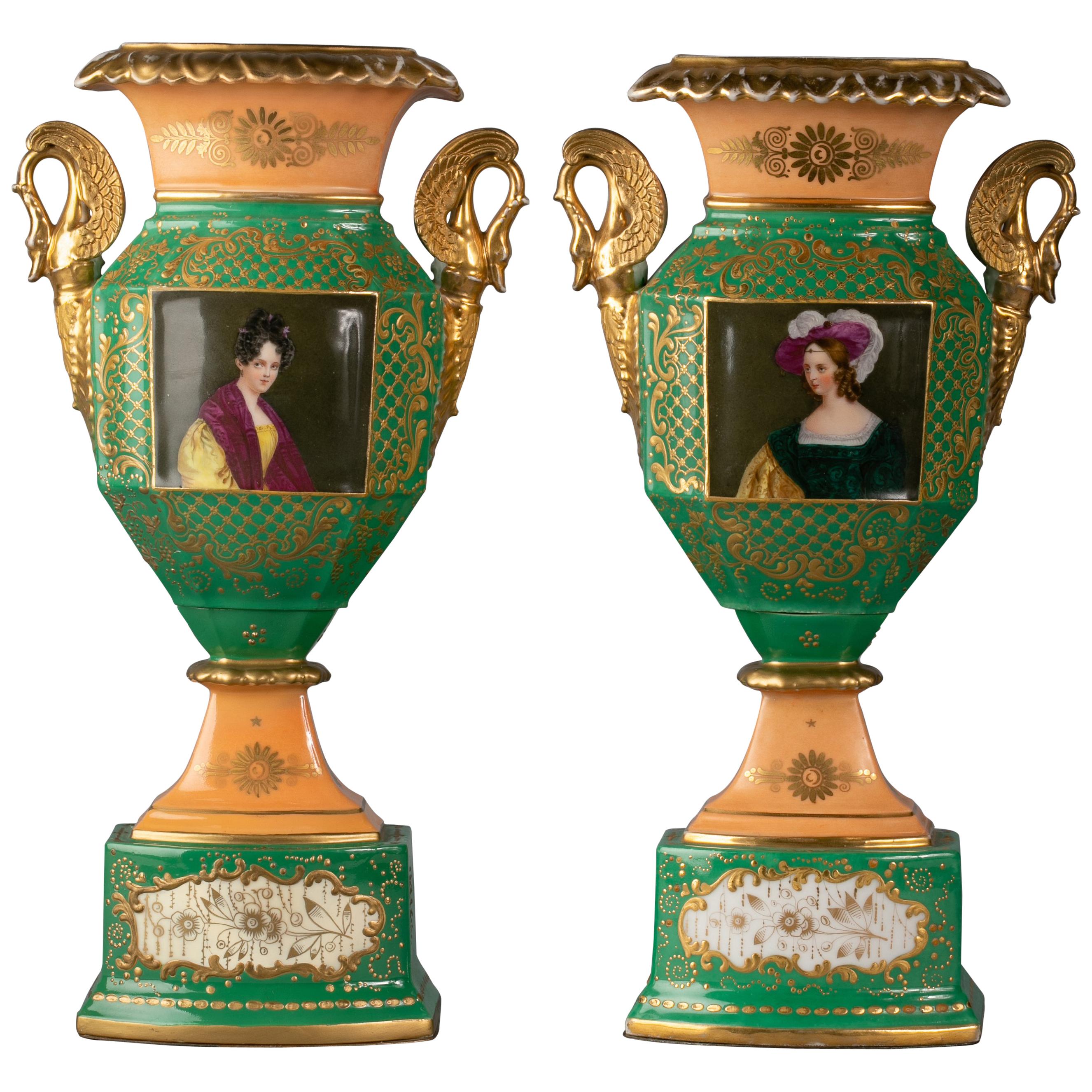 Coppia di vasi da ritratto in porcellana francese a fondo verde e salmone, 1850 circa