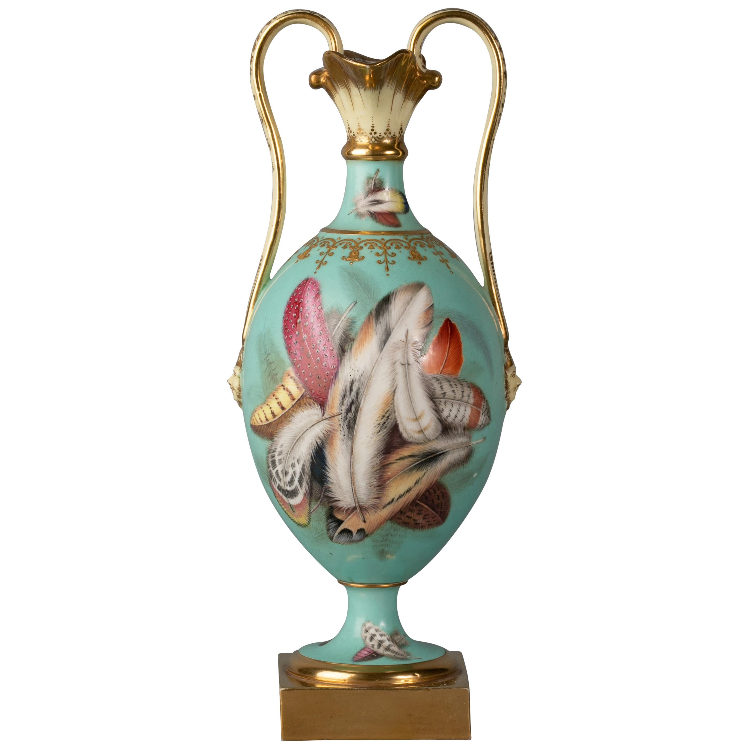 Englische Vase aus englischem Porzellan mit zwei Henkeln und Federn, Minton, um 1840 im Angebot