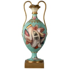 Petit vase à deux poignées en porcelaine anglaise avec plumes, Minton, vers 1840