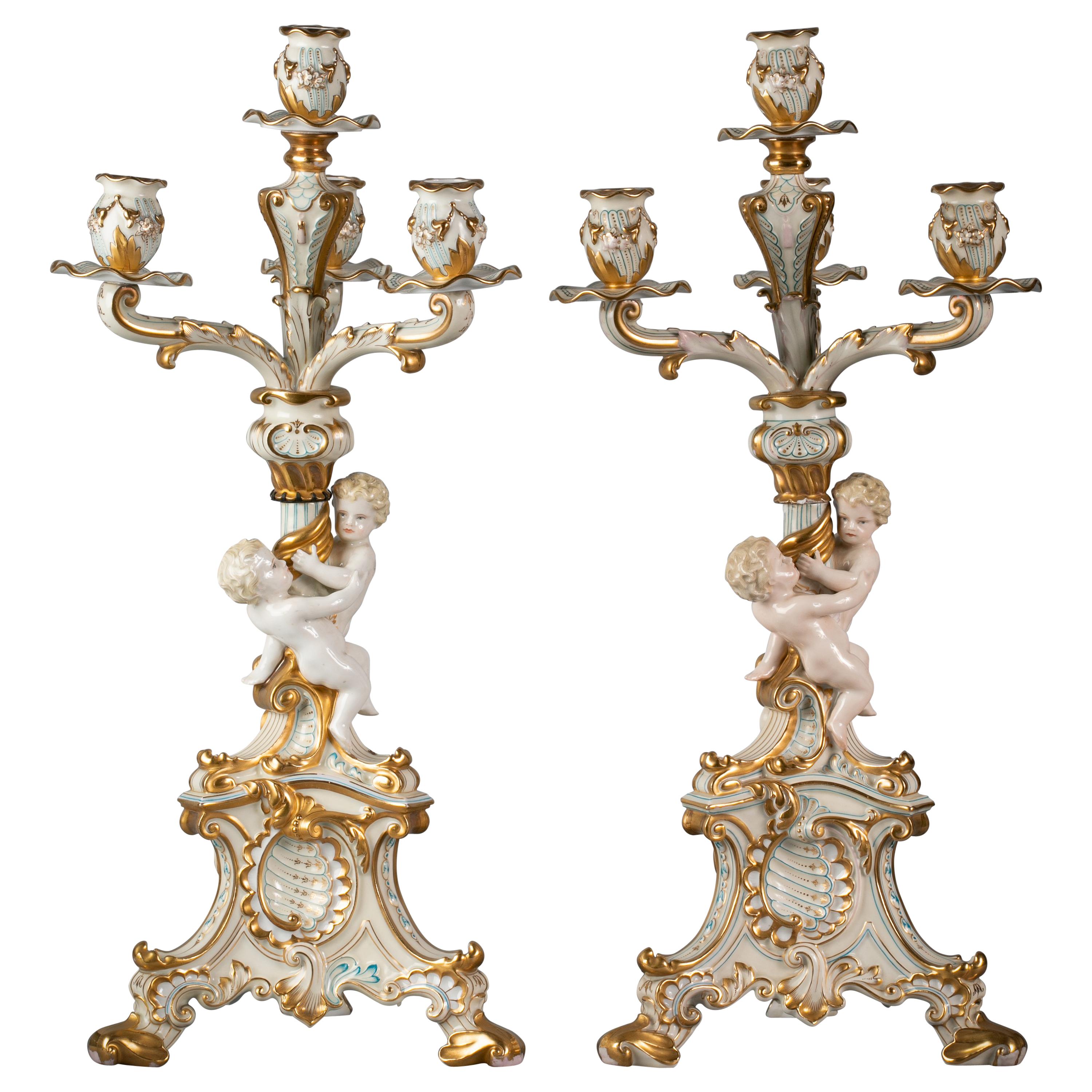 Paire d'insolites candélabres à quatre lumières en porcelaine tchécoslovaque, 1887-1890 en vente