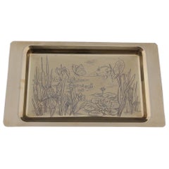 Vassoio in ottone massiccio con decorazioni incise di fiori, piante e uccelli italiano