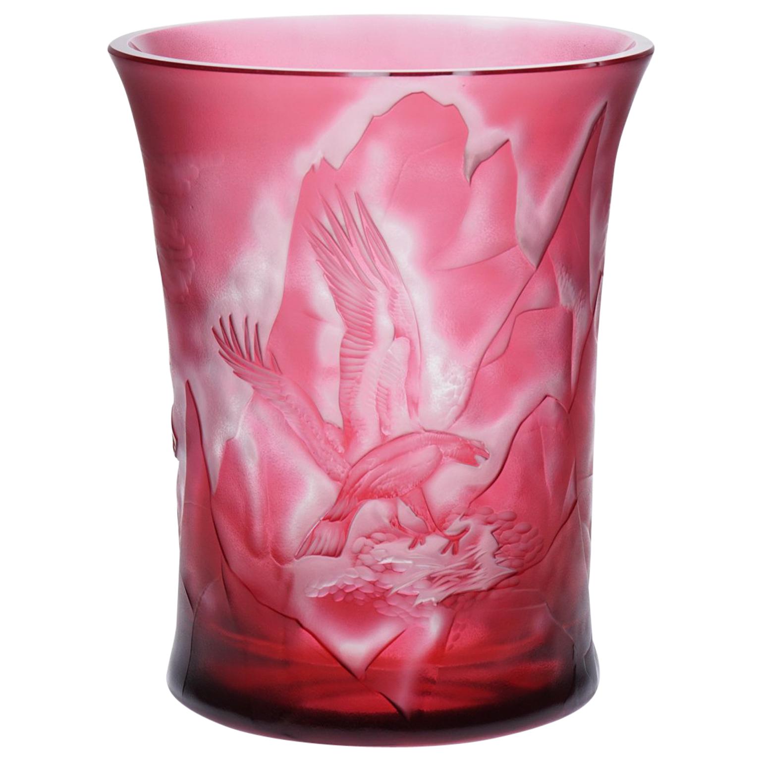 Vase aus rotem Kristall in Adlerform, zeitgenössischer Stil im Angebot