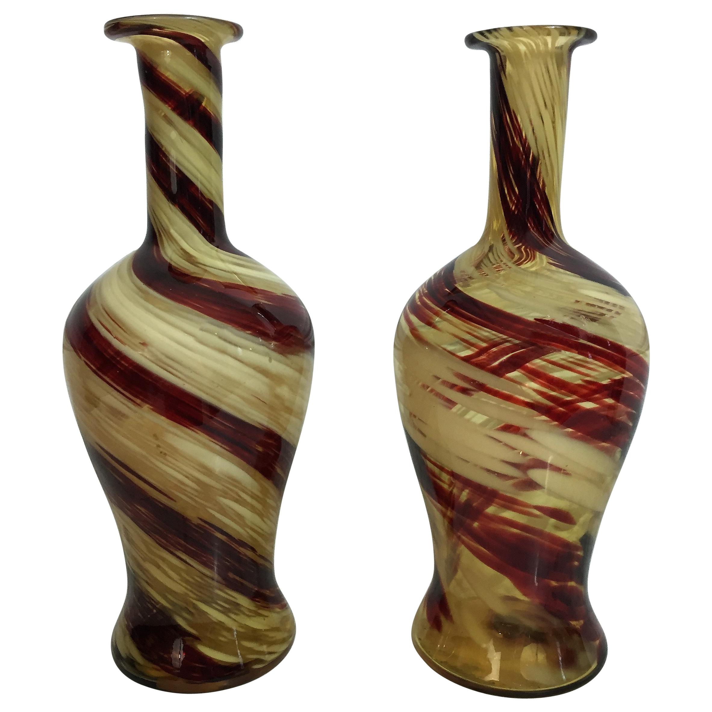 Paar beige und rote Triflor-Vasen aus dem 19. Jahrhundert im Stil von Murano