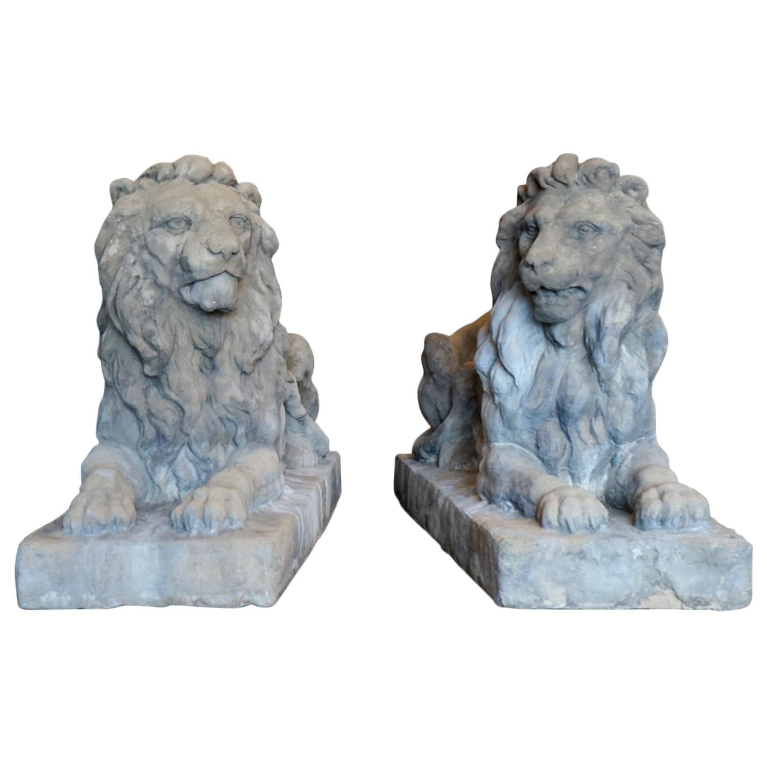 Pareja de leones de piedra caliza del siglo XVIII
