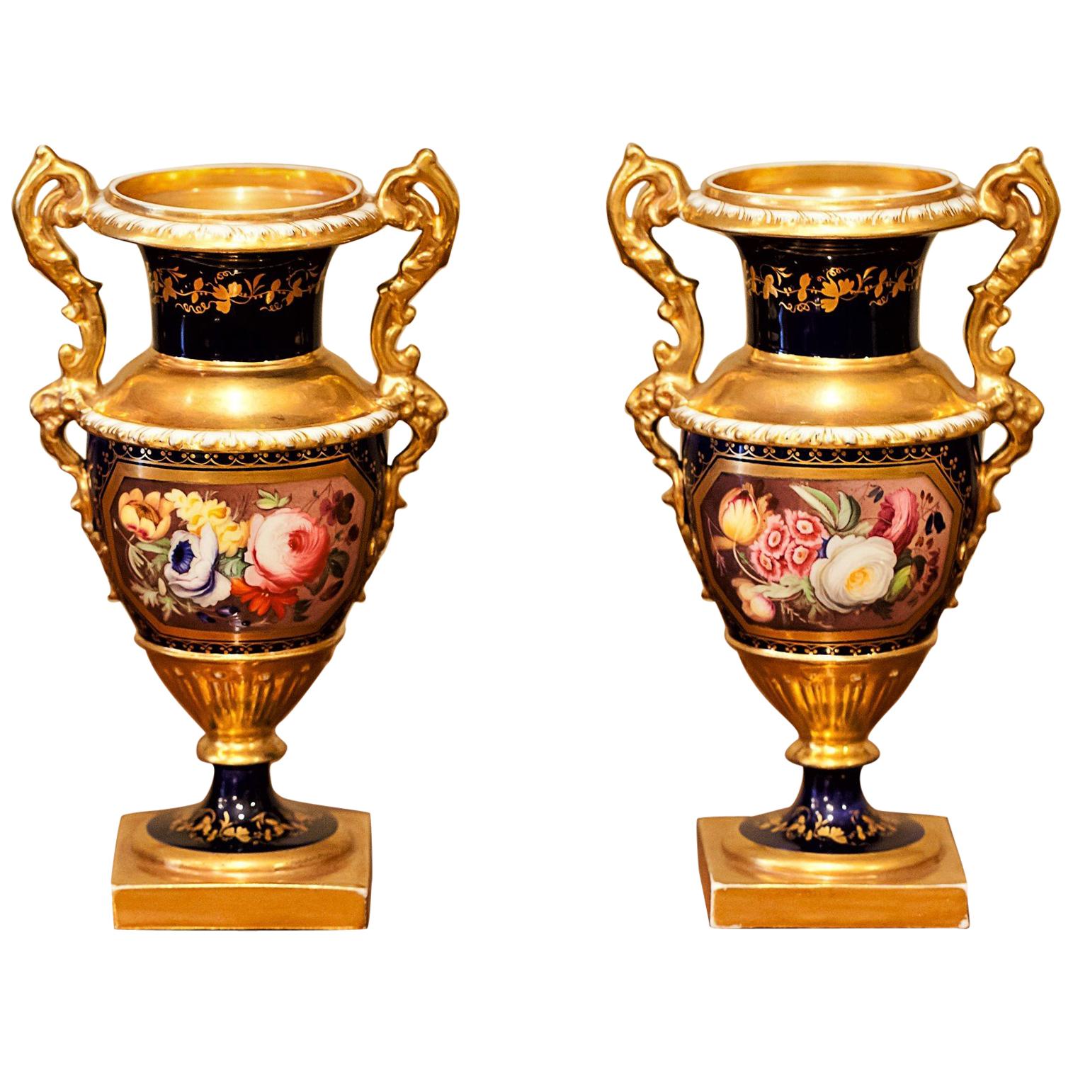 Petite Pair of English Hard-Paste Porcelain Vases, circa 1825 im Angebot