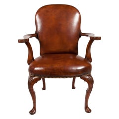 Fauteuil ancien en noyer tapissé de cuir sur pieds cabrioles