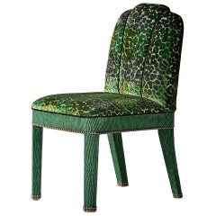 Chaise de salle à manger Abbas, entièrement tapissée de velours vert émeraude et de clous en laiton vieilli