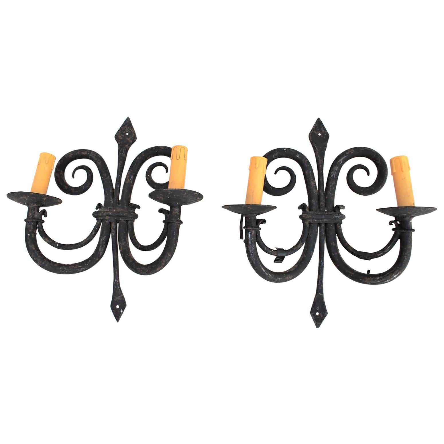 Elegant Pair of 1920s French Handmade Wrought Iron Sconces For Sale